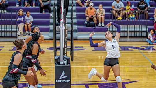 Elgin volleyball takes one in opening week