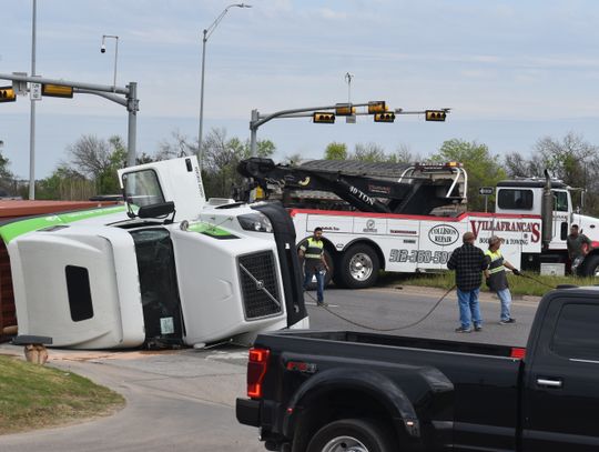 Tow crews work to remove a semi-truck that overturned on U.S. 290 March 14 in Elgin. Photo by Fernando Castro