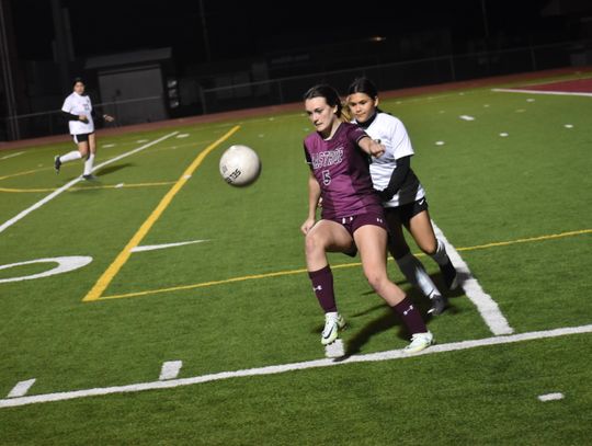 Bastrop’s Riley Romney establishes position in front of a Rudder defender. Photo by Quinn Donoghue.