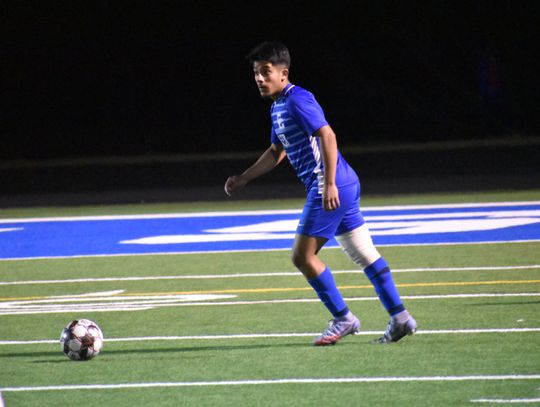 Johnathan Sarmiento prepares to launch a pass downfield on a penalty kick. Photo by Quinn Donoghue