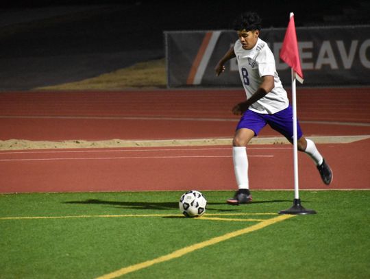 Guillermo Hernandez gears up for a second half corner-kick. Photo by Quinn Donoghue