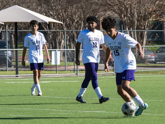 The Elgin High School boys varsity soccer team competes Jan. 12 during a match against Austin High School at the Copa Akins tournament. Photo by Marcial Guajardo / Elgin ISD