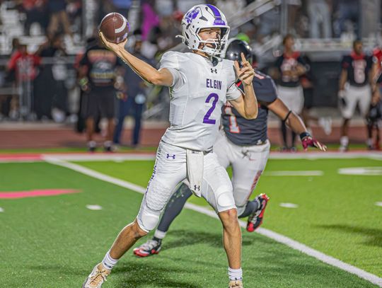 Elgin falls to Manor in season opener 30-14