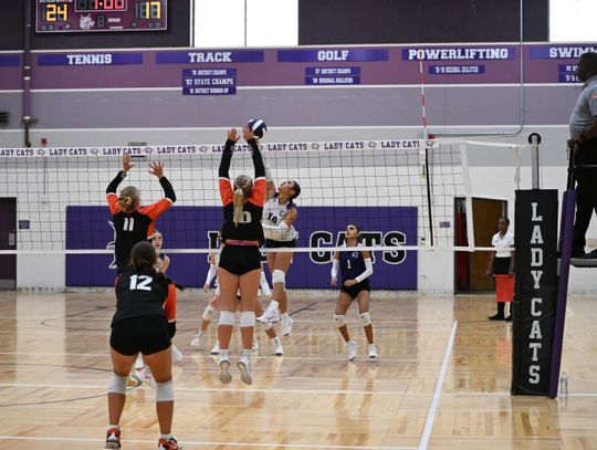 Elgin finds first district win over Connally in extra set