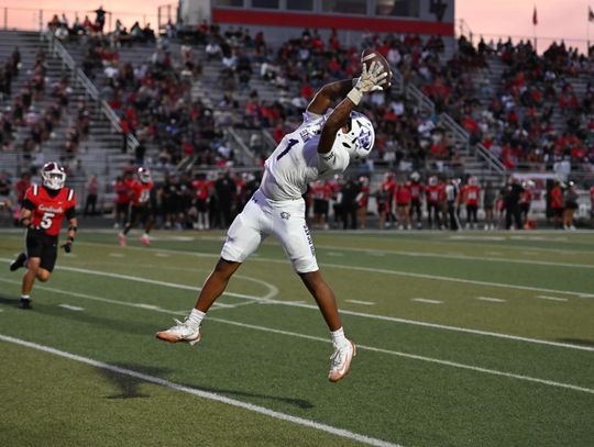 Elgin football narrowly defeats Del Valle