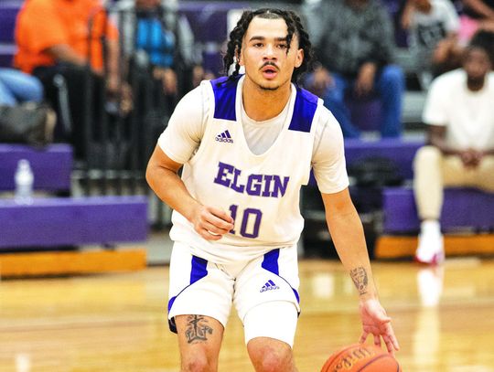 Elgin High School boys varsity basketball sophomore guard Tyson McFarlin (10) looks upcourt for an open teammate Friday, Nov. 17 during the Wildcats’ 57-48 victory in their home opener against Waco High School. Photo by Erin Anderson