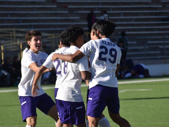 Elgin players celebrate after Raul Flores-Mujica scored the tying goal in the Wildcats’ game versus Leander. Photo by Quinn Donoghue