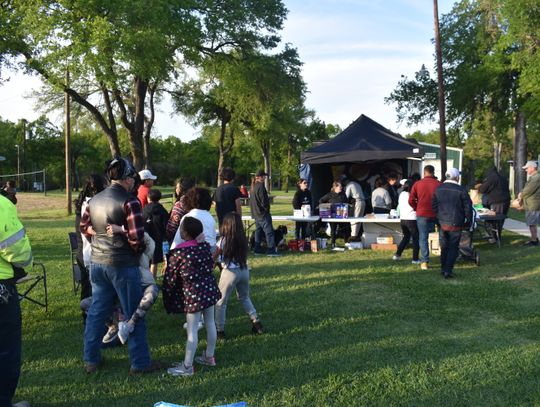 A hamburger fundraiser for Marleigh Jackson draws a crowd at Elgin Memorial Park March 17. Photo by Fernando Castro