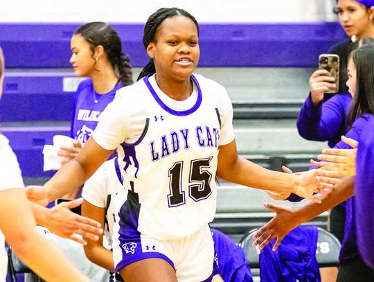 Lady Cats split Smithville tourney