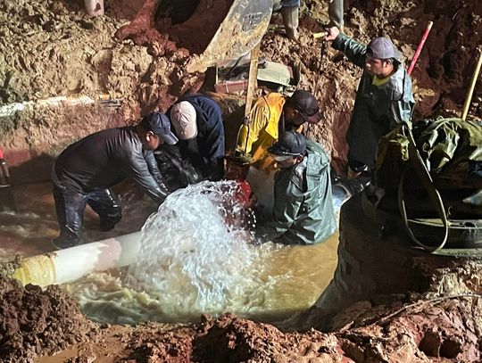 Repairs are performed on a broken water line in Smithville Dec. 30. Facebook / Smithville, Texas