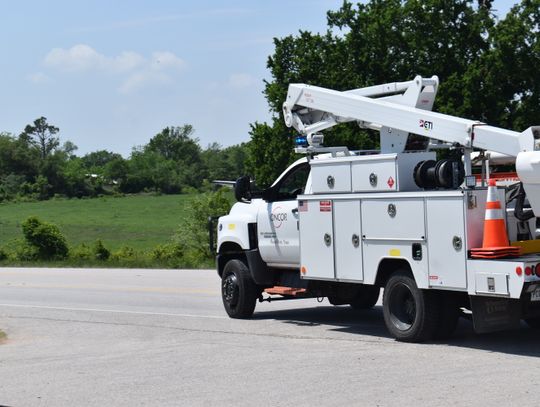 An Oncor vehicle leaves the scene of a downed power line on Texas 95 in Elgin March 31. Photo by Fernando Castro