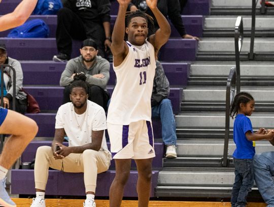 Elgin High School boys varsity basketball junior Zaire Nuells (11) puts up a shot Nov. 20 during the Wildcats’ home game against Jarrell High School. Photo by Erin Anderson