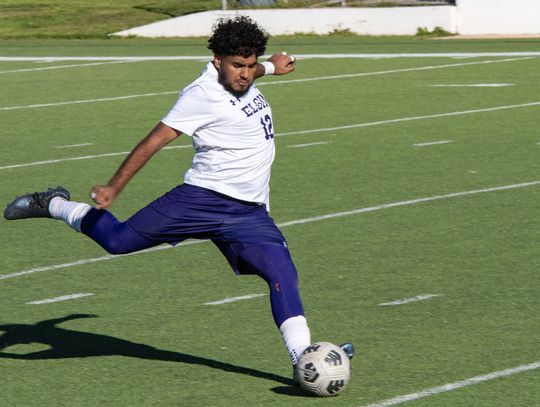 Elgin High School boys varsity soccer junior Luis Cruz-Rodriguez boots the ball deep downfield Jan. 12 during the Wildcats’ match against Austin High School at the Copa Akins tournament. Photo by Marcial Guajardo / Elgin ISD