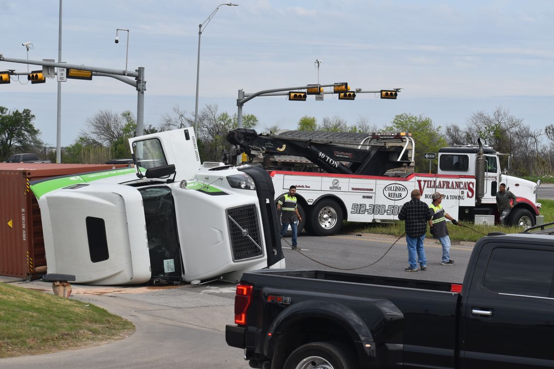 Tow crews work to remove a semi-truck that overturned on U.S. 290 March 14 in Elgin. Photo by Fernando Castro