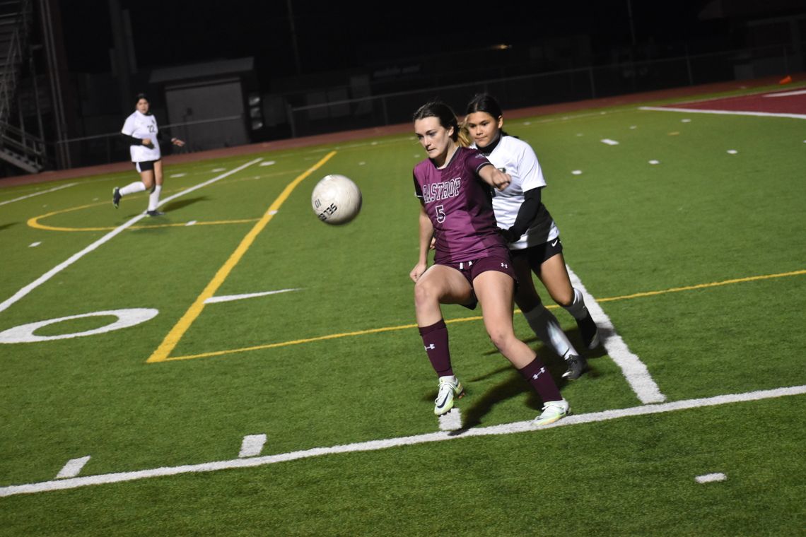 Bastrop’s Riley Romney establishes position in front of a Rudder defender. Photo by Quinn Donoghue.