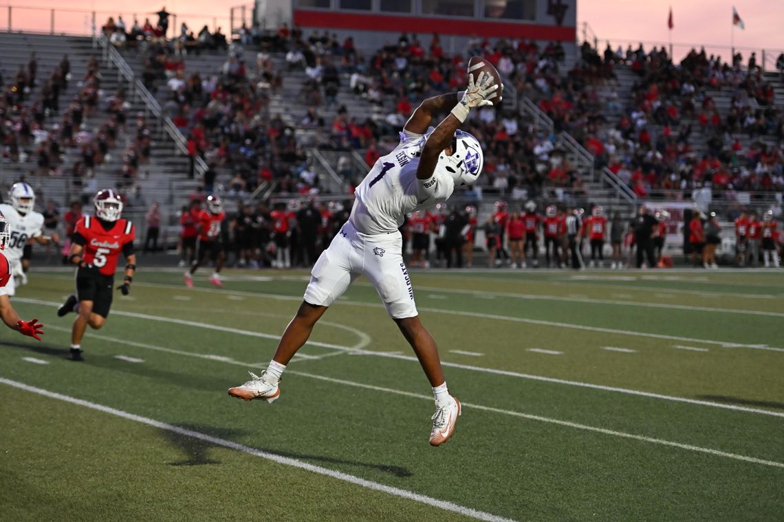Elgin football narrowly defeats Del Valle Elgin football narrowly defeats Del Valle