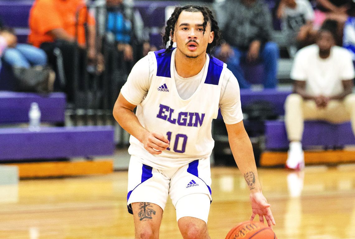 Elgin High School boys varsity basketball sophomore guard Tyson McFarlin (10) looks upcourt for an open teammate Friday, Nov. 17 during the Wildcats’ 57-48 victory in their home opener against Waco High School. Photo by Erin Anderson