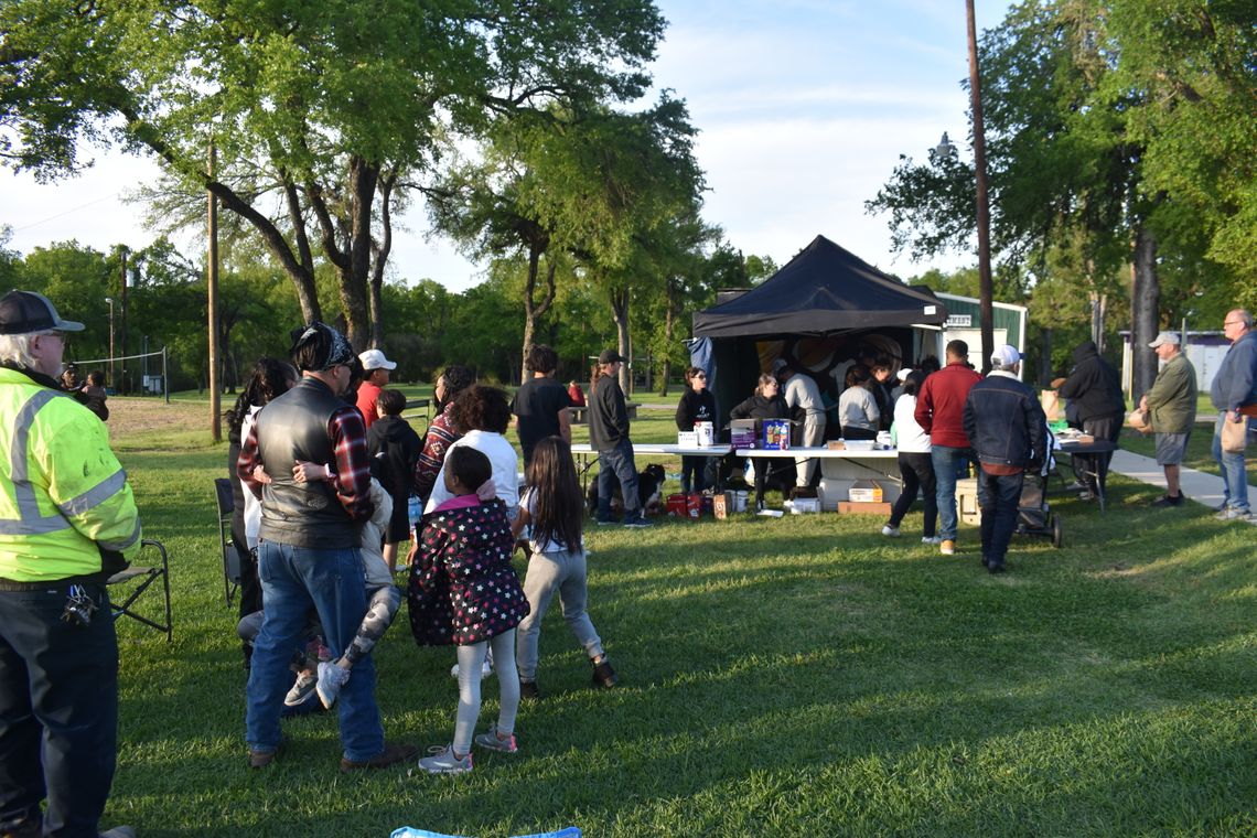 A hamburger fundraiser for Marleigh Jackson draws a crowd at Elgin Memorial Park March 17. Photo by Fernando Castro