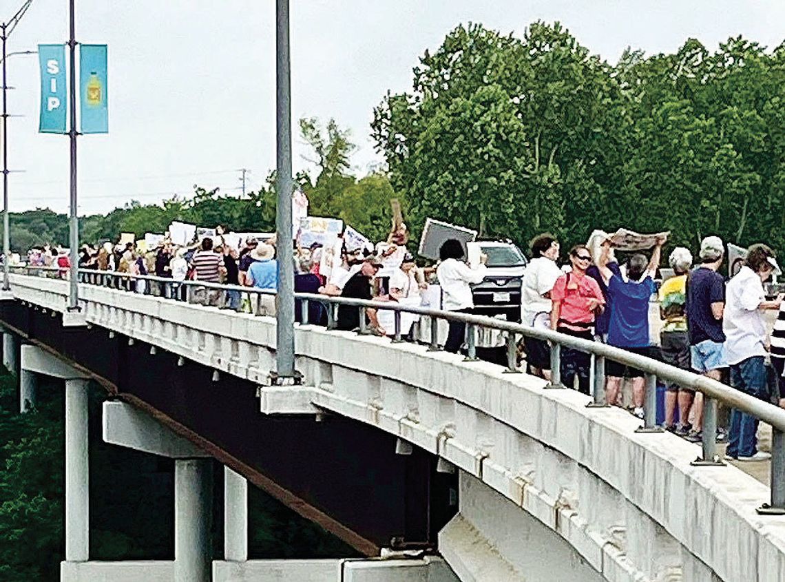 Protestors to line Bastrop bridge again