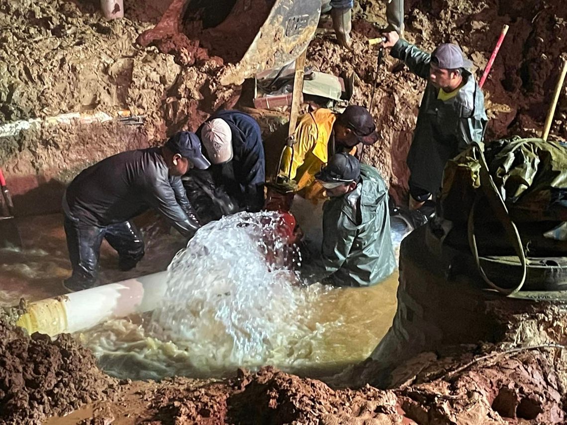 Repairs are performed on a broken water line in Smithville Dec. 30. Facebook / Smithville, Texas