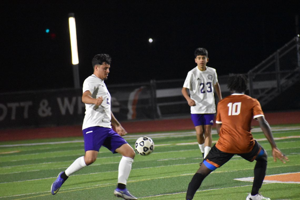 Anthony Jones makes a cross-field pass to one of his teammates. Photo by Quinn Donoghue