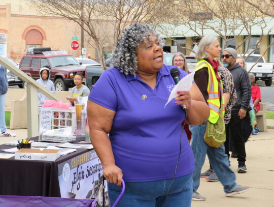 Mayor Theresa McShan talks with residents at Veterans Memorial Park in Elgin Jan. 16 prior to the 34th Annual Walk for Peace, Justice, and Equality. Photo by Fernando Castro