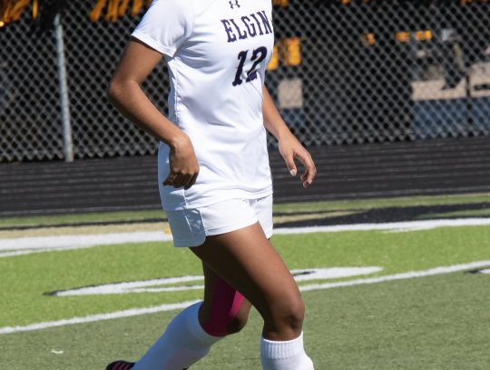 Dory Estrada, calm and collected, surveys the defense before making her move. Photo by Marcial Guajardo.