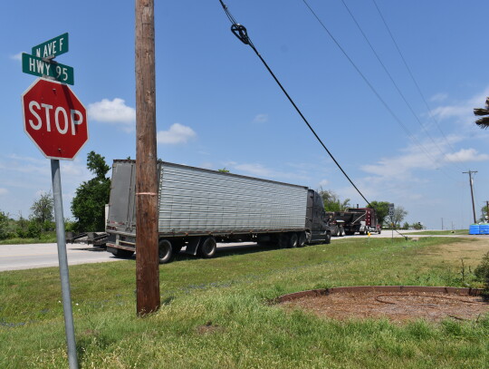 A snapped power line drapes to the ground March 31 next to Texas 95 in Elgin. Photo by Fernando Castro