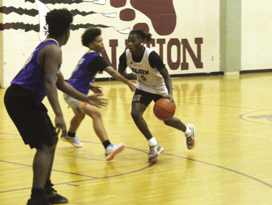 Elgin High School boys varsity basketball junior guard Zaire Nuells drives to the basket on June 26 during a summer league scrimmage against Rockdale High School in Bastrop. Photo by Andrew Salmi